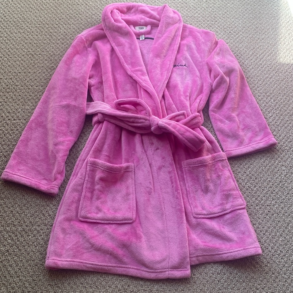 Pink by Victoria Secret Soft Fluffy Robe. Size M/L‎ Smiley Face